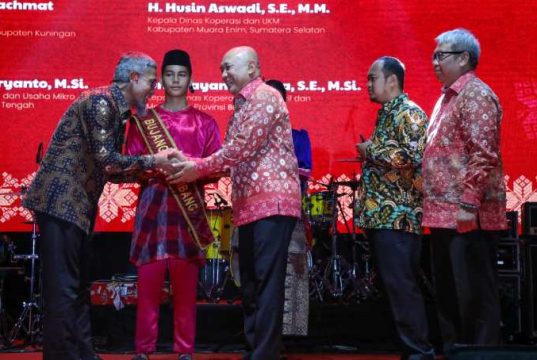 Aktif Majukan UKM, Sekda Jateng Terima Penghargaan Tanda Jasa Bakti Koperasi dan UKM
