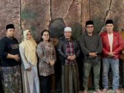 Penerus Sunan Gunung Jati Dukung Agustina Iswar, Gus Fariz: Ini Pasangan Lengkap Gus Fariz diapit Agustina Wilujeng dan Iswar Aminuddin menyatakan dukungannya kepada kedua paslon tersebut dalam Pilwakot Semarang 2024. foto: istimewa
