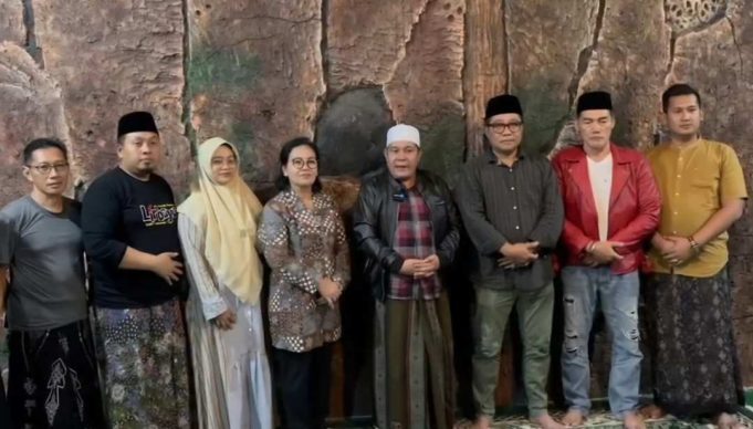 Gus Fariz diapit Agustina Wilujeng dan Iswar Aminuddin menyatakan dukungannya kepada kedua paslon tersebut dalam Pilwakot Semarang 2024. foto: istimewa