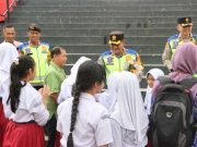Kapolres Grobogan Terharu, Para Siswa SD Berikan Bunga untuk Polisi Bu