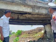 Kolom dari Glugu Dipasang di Jembatan Nambuhan yang Patah