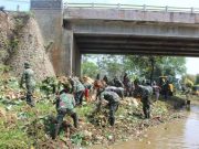 Prajurit Kodim Batang Keruk Sedimentasi Sungai Mlangi
