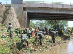 Prajurit Kodim Batang Keruk Sedimentasi Sungai Mlangi