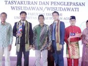 Dua Mahasiswa Thailand bersama 319 Mahasiswa FE Unissula Diwisuda