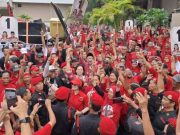 Lautan Merah Iringi Duet Jaguar, Agustin-Iswar Berkomitmen Laksanakan Kampanye Damai