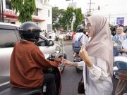 Relawan Yok Bisa Gelar Aksi Bagikan Mawar Putih Serukan Kedamaian