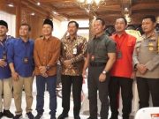 Kapolda Jateng dan Andika Perkasa Bersalaman dan ‘Cipika-Cipiki’ di Ruang Transit KPU