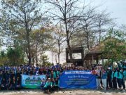 SMKN 1 Kedung dan SMAN 1 Tahunan Bersihkan Pantai Karangkebagusan