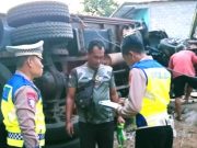 Tragis, Kakek dan Cucu Tertindih Truk yang Terguling