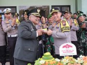 HUT TNI, Kapolres Kirim Tumpeng dan Kue Ulang Tahun ke Kodim 0709