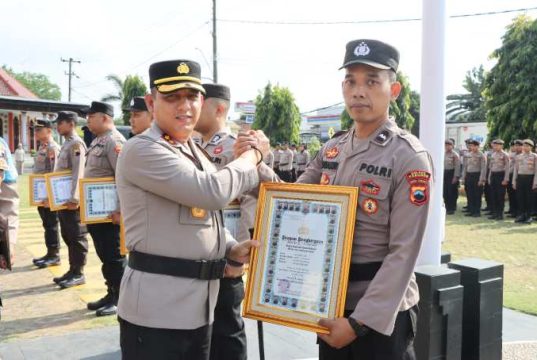 Ungkap Kasus Tabrak Lari, 6 Personel Satlantas Terima Penghargaan
