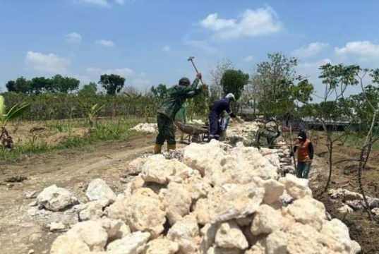 TMMD Ke-122 Kodim 0721/Blora di Sidomulyo Bangun 3 Titik Talud di Banjarejo