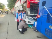 Satlantas Periksa Bus yang Akan Digunakan Study Tour SMP Negeri 3 Purwodadi