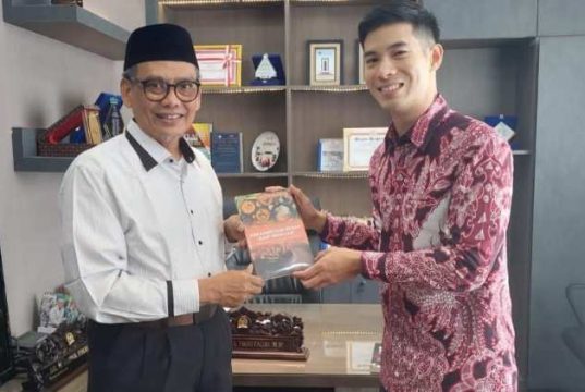 Fikri Faqih dan Konselor Politik Kedubes Singapura Bahas Peluang Kerjasama Pendidikan Vokasi dan Keagamaan