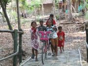 Keceriaan Anak-Anak Desa Sidomulyo di Jembatan Bambu Baru Banjarejo