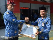 Kabapas Semarang Serahkan Penghargaan Pegawai Teladan Periode September 2024