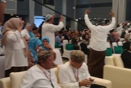 Pendukung 02 Serukan Yel-yel ‘Haryanto Jogo Punden’ di Arena Debat, Apa Maksudnya?
