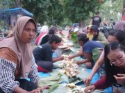 Jelang Akhir Kepemimpinan Presiden Jokowi, Ratusan Petani Rejo Semut Ireng Gelar Syukuran Nasi Pager Sepanjang 100 Meter