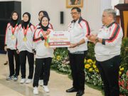Pj Gubernur Jateng Serahkan Tali Asih kepada Peraih Medali PON XXI Senilai Rp60,6 Miliar