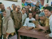 Jokowi Kangen-Kangenan Ajak Teman SMAN 6 Solo Sambangi Bangku Kelasnya