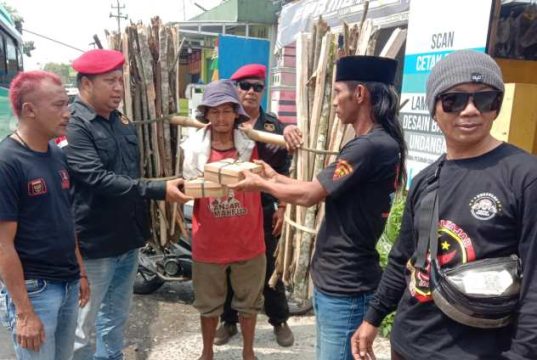 Peduli Sesama, Grib Jaya PAC Kalikajar Bagikan 300 Nasi Box