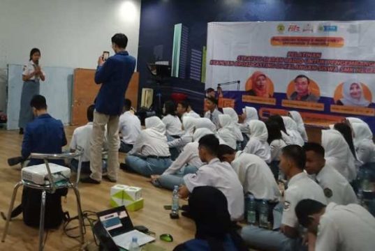 Tim PKM USM Beri Pelatihan Strategi Siaran Radio
