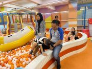 Meski Sibuk Kampanye, Yoyok Sukawi Masih Sempat Ajak Anak Mandi Bola di Mal