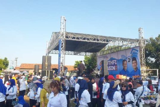 Ribuan Warga Antusias Ikuti Senam Sehat Luthfi-Yasin di Lapangan Loram Wetan