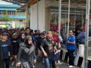 Ratusan Suporter PSIS Semarang Geruduk Polrestabes Semarang Dukung Wareng
