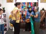 Kagumi Batik dan Tenun Jepara, Wisman Perancis Borong di Craft & Craft Gallery