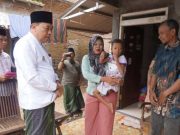 Jenguk Warga Sakit, Pj Bupati Jepara Berikan Bantuan Pengobatan