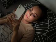 Hindari Penggunaan Handphone Sebelum Tidur, Ini Tips Tidur Lebih Nyenyak