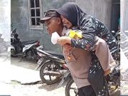Brigpol Choirul Hakim Gendong Nenek Narilah ke TPS agar Lansia Ini Bisa Nyoblos