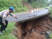 Jalan Penghubung Sadang-Karangsambung Ambles dan Retak