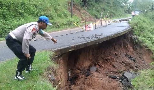 Jalan Penghubung Sadang-Karangsambung Ambles dan Retak