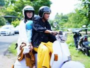 Mencoblos di TPS 004, Datang Mengendarai Sepeda Motor Vespa