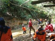 Para Relawan Siaga Bencana Menangani Bencana Longsor