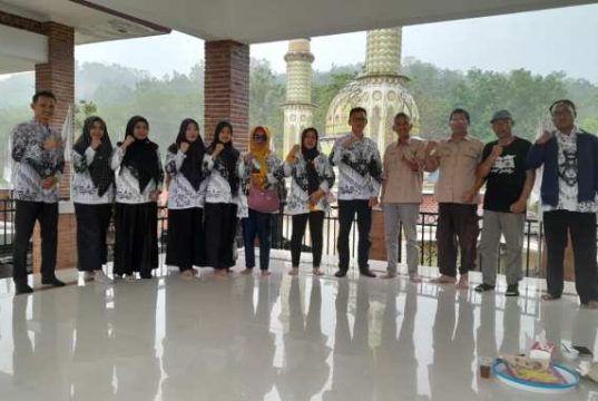 Anggota PGRI Mayong Berkunjung ke Monumen Dr. Sulistyo