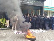 Demo Mahasiswa UMK Diwarnai Kericuhan, Saling Dorong Hingga Bakar Ban Bekas