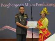 Kasdim 0722/Kudus Mayor Inf Muhlisin Raih Penghargaan dari UKSW