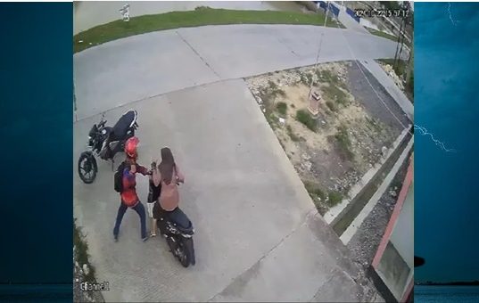 Terekan CCTV, Seorang Lelaki Pukul Perempuan Pengendara Motor di Depan Balai Desa Pengkol Penawangan