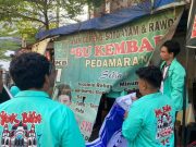Kampanye Kreatif Ala Komunitas Yok Bisa, Bantu Perbaiki Tenda Spanduk Kaki Lima