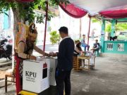Petugas TPS 5 Kelurahan Krapyak Pakai Kostum Wayang, Gatotkaca Jaga Kotak Suara
