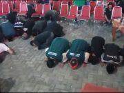 Relawan Pendukung Jaguar Sujud Syukur Tandai Kemenangan Agustin – Iswar
