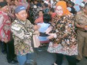 Bupati Sragen Bagikan Seragam Batik untuk 5.827 RT dan RW, Janji Bakal Naikkan Honor