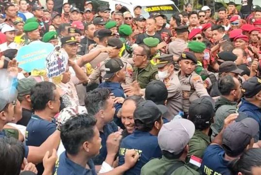 Debat Pilkada Kudus Diwarnai Kericuhan, Massa Pendukung Saling Lempar