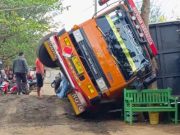 Truk Pengangkut Limbah PLTU Jepara Terguling di Desa Sekuro: Sudah Lama Dikeluhkan Warga
