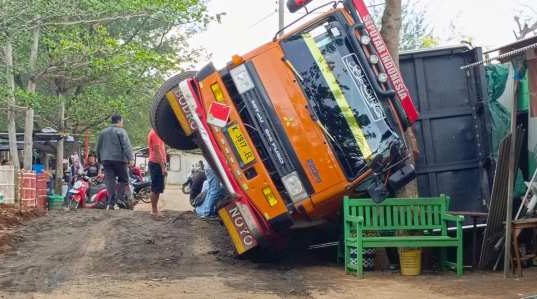 Truk Pengangkut Limbah PLTU Jepara Terguling di Desa Sekuro: Sudah Lama Dikeluhkan Warga