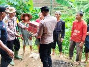 Peduli Memberikan Bantuan Sembako kepada Korban Tanah Longsor