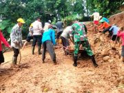 Bencana Tanah Longsor, Akses Hubungan Darat Terputus